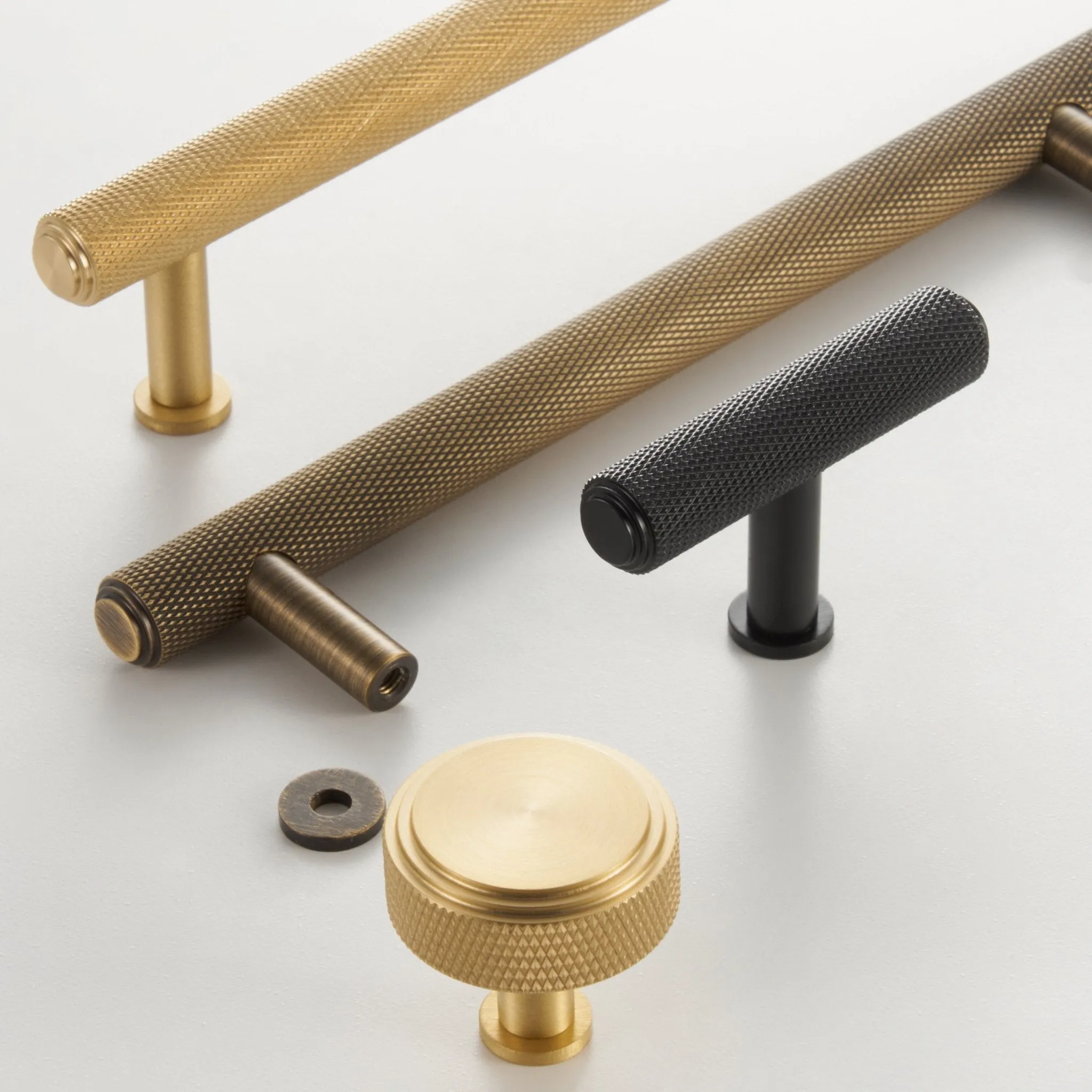 PLAKA Solid Brass Knurled Handles